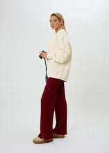 Lade das Bild in den Galerie-Viewer, OV Sweater Nostalgia Heart Off White | Oh April