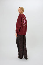 Lade das Bild in den Galerie-Viewer, OV Sweater Good Karma Wave Merlot | Oh April