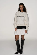 Lade das Bild in den Galerie-Viewer, Regular Sweater Girl´s Girl Warm White | Oh April x Saint Sass