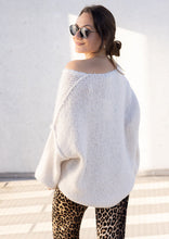 Lade das Bild in den Galerie-Viewer, So Soft Pullover mit V-Ausschnitt | Zwei Farben