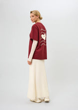 Lade das Bild in den Galerie-Viewer, BF T-Shirt Good Karma Wave Merlot | Oh April