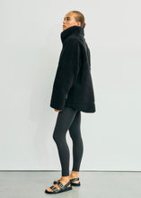Lade das Bild in den Galerie-Viewer, Teddyjacke "Pernille" Schwarz | WithBlack