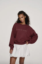 Lade das Bild in den Galerie-Viewer, Regular Sweater Girl´s Girl Aubergine Brown | Oh April x Saint Sass