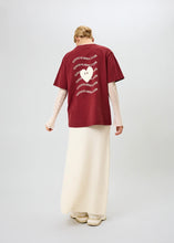 Lade das Bild in den Galerie-Viewer, BF T-Shirt Good Karma Wave Merlot | Oh April