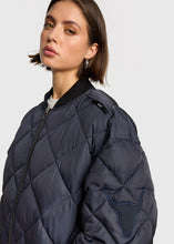 Lade das Bild in den Galerie-Viewer, Quilted Bomber Jacke | ALIX The Label