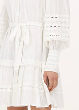 Lade das Bild in den Galerie-Viewer, Weisses Lochspitzen Kleid mit Bindegürtel | My Jewellery