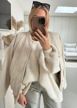 Lade das Bild in den Galerie-Viewer, So Soft Pullover mit V-Ausschnitt | Zwei Farben