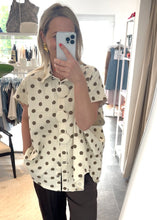Lade das Bild in den Galerie-Viewer, Oversize Weste DOTS Statementknöpfe | Beige & Braun