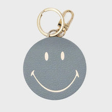Lade das Bild in den Galerie-Viewer, Smiley Charm Anhänger "Stormy" | Weat Sudio | Grau