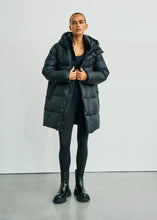 Lade das Bild in den Galerie-Viewer, 3/4 Pufferjacke „Abby“ Black | Withblack
