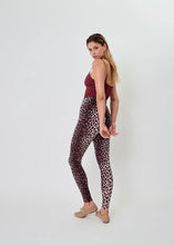 Lade das Bild in den Galerie-Viewer, Rita Leggings Leo Cherrywood Print | Oh April

