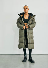 Lade das Bild in den Galerie-Viewer, Daunenmantel „PENNY“ Khaki | WithBlack
