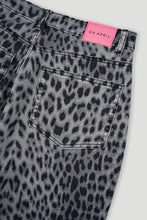 Lade das Bild in den Galerie-Viewer, Kai Denim Leo Grey Oh April
