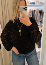 Lade das Bild in den Galerie-Viewer, Spitzenshirt mit Turtleneck | 3 Farben

