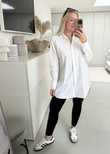Lade das Bild in den Galerie-Viewer, Verlängerte Bluse &quot;VIVI&quot; | Weiß &amp; Schwarz

