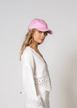 Lade das Bild in den Galerie-Viewer, Oh April Cursive Cap | Soft Blush
