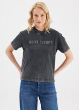 Lade das Bild in den Galerie-Viewer, T-Shirt Lucia Quiet Luxury Black | C.O.J
