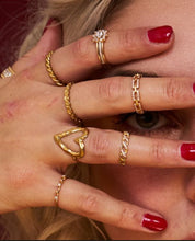 Lade das Bild in den Galerie-Viewer, Anpassbarer Ring „Twisted“ | Gold
