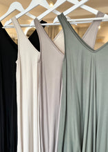 Lade das Bild in den Galerie-Viewer, Flowy Summer Dress „MYKONOS“ | Khaki &amp; Schwarz
