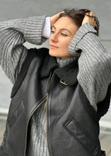 Lade das Bild in den Galerie-Viewer, Oversize Teddy Weste &quot;RUBY&quot; | Schwarz
