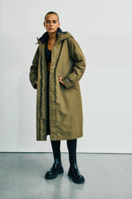 Lade das Bild in den Galerie-Viewer, Funktions Parka „Brooklyn“  Oliv | WithBlack

