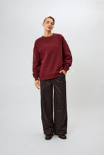 Lade das Bild in den Galerie-Viewer, OV Sweater Good Karma Wave Merlot | Oh April
