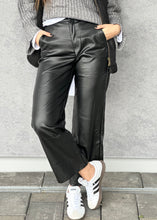 Lade das Bild in den Galerie-Viewer, Vegane Leder Ankle Pants &quot;BERLIN&quot;
