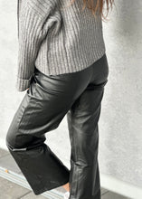Lade das Bild in den Galerie-Viewer, Vegane Leder Ankle Pants &quot;BERLIN&quot;
