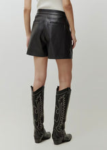 Lade das Bild in den Galerie-Viewer, Vegane Ledershorts Silvia | Edited
