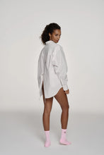 Lade das Bild in den Galerie-Viewer, Leya Oversized Shirt Warm White | Oh April x Saint Sass
