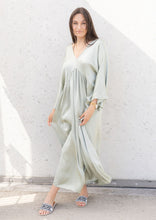 Lade das Bild in den Galerie-Viewer, Silky Maxikleid &quot;NOE&quot; | Salbei
