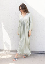 Lade das Bild in den Galerie-Viewer, Silky Maxikleid &quot;NOE&quot; | Salbei

