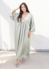 Lade das Bild in den Galerie-Viewer, Silky Maxikleid &quot;NOE&quot; | Salbei
