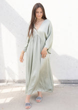 Lade das Bild in den Galerie-Viewer, Silky Maxikleid &quot;NOE&quot; | Salbei
