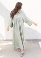 Lade das Bild in den Galerie-Viewer, Silky Maxikleid &quot;NOE&quot; | Salbei
