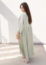 Lade das Bild in den Galerie-Viewer, Silky Maxikleid &quot;NOE&quot; | Salbei
