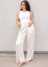 Lade das Bild in den Galerie-Viewer, Silky Pants | &quot;NINU&quot; - zwei Farben
