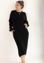 Lade das Bild in den Galerie-Viewer, Strickkleid &quot;MOU&quot; | Schwarz
