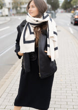 Lade das Bild in den Galerie-Viewer, Strickkleid &quot;MOU&quot; | Schwarz
