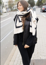 Lade das Bild in den Galerie-Viewer, Strickkleid &quot;MOU&quot; | Schwarz
