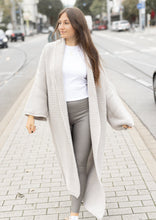Lade das Bild in den Galerie-Viewer, Grobstrick Cardigan &quot;NEW YORK&quot; | Taupe, Chocolate, Oatmeal
