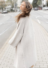 Lade das Bild in den Galerie-Viewer, Grobstrick Cardigan &quot;NEW YORK&quot; | Taupe, Chocolate, Oatmeal
