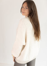 Lade das Bild in den Galerie-Viewer, Bouclé Pullover &quot;SALLY&quot; | Light Beige &amp; Dark Grey
