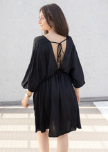 Lade das Bild in den Galerie-Viewer, Silky V-Neck Dress &quot;LUNI&quot; | Schwarz &amp; Ocean
