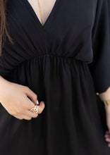 Lade das Bild in den Galerie-Viewer, Silky V-Neck Dress &quot;LUNI&quot; | Schwarz &amp; Ocean
