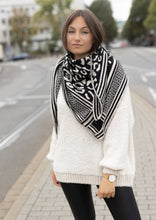 Lade das Bild in den Galerie-Viewer, Bouclé Pullover &quot;SALLY&quot; | Light Beige &amp; Dark Grey
