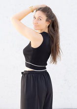 Lade das Bild in den Galerie-Viewer, Crop Top &quot;AMOUR&quot;
