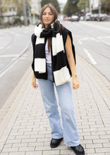 Lade das Bild in den Galerie-Viewer, Langer Fluffy Schal | &quot;BIG STRIPES&quot;
