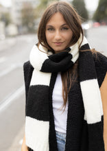 Lade das Bild in den Galerie-Viewer, Langer Fluffy Schal | &quot;BIG STRIPES&quot;
