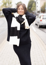 Lade das Bild in den Galerie-Viewer, Langer Fluffy Schal | &quot;BIG STRIPES&quot;

